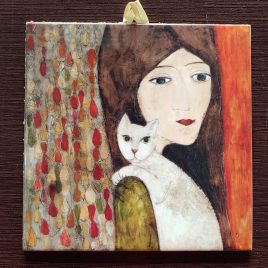 obrazek z dziewczyną z kotem na ramieniu